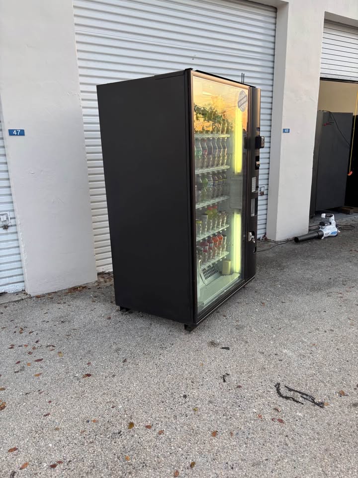 REFURBISHED Dixie Narco Bevmax 4 5800 Drink Vending Machine